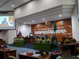 Foto : Juru Bicara Pansus Raperda Minol DPRD Kabupaten Pati, Sunandar saat menyampaikan hasil pembahasan Raperda Minol pada agenda rapat paripurna (Sumber : Suryamedia/ Anang SY)