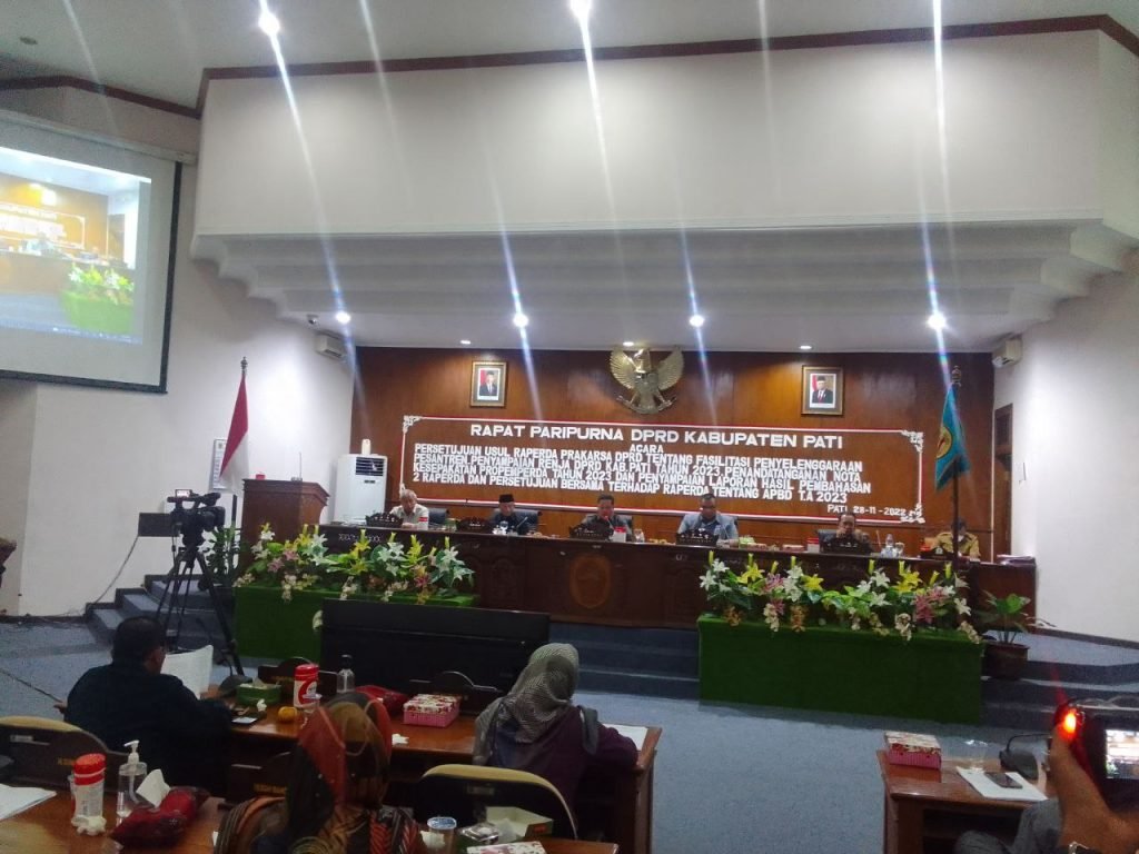 Foto: Rapat Patipurna membahas Raperda TJSLP pada Senin, (28/11/22), Sumber: Anwar/Suryamedia)