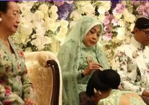 Foto: prosesi siraman Erina Gudono (Sumber: Youtube)