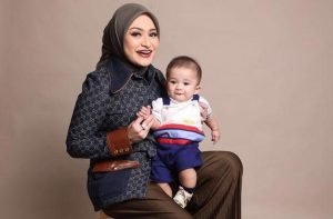 Foto: Natha;ie Holscher dan anaknya (Sumber: Twitter)