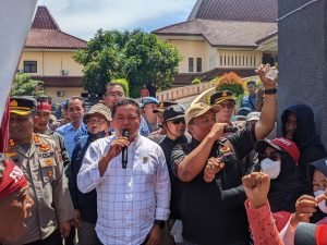 Temui Massa Aksi, Pimpinan DPRD Pati Dukung Penuh Perjuangan Nelayan