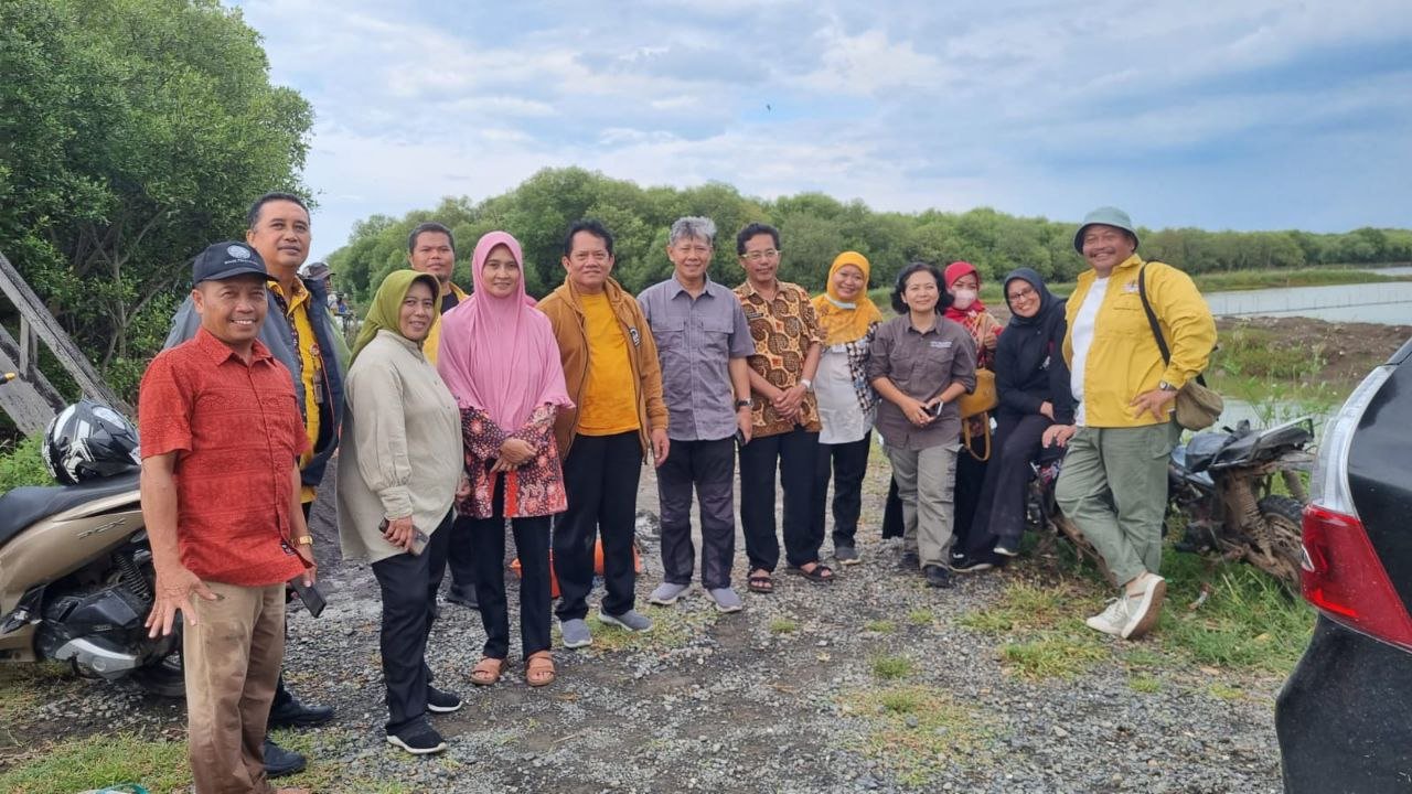 DPRD Pati Dampingi Biro ISDA Provinsi Jateng Monitoring Hutan Mangrove