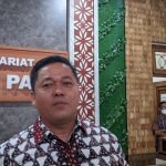 Foto : Ketua DPRD Kabupaten Pati, Ali Badrudin saat diwawancarai oleh awak media (Sumber : Suryamedia.id/ Anang SY)