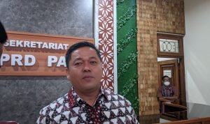Foto : Ketua DPRD Kabupaten Pati, Ali Badrudin saat diwawancarai oleh awak media (Sumber : Suryamedia.id/ Anang SY)