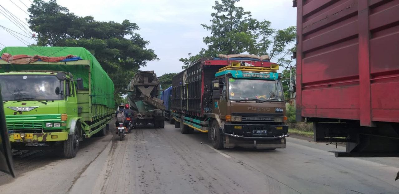 Foto : Kondisi kemacetan di jalan pantura Juwana, Pati (Sumber : Suryamedia.id/Putri Asia)