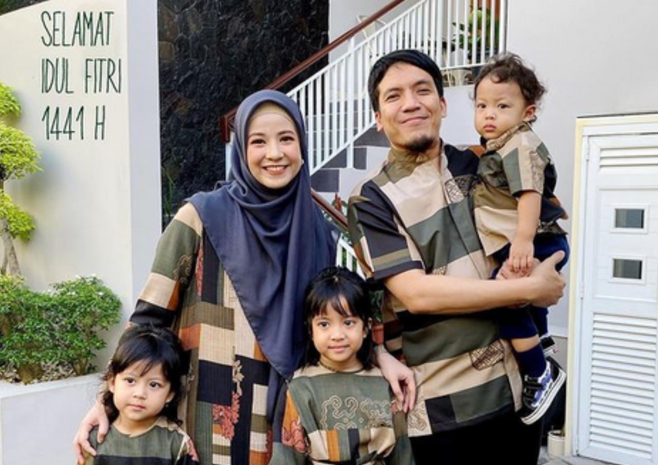 Foto: Desta, Natasha, dan ketiga anaknya (Sumber: instagram)