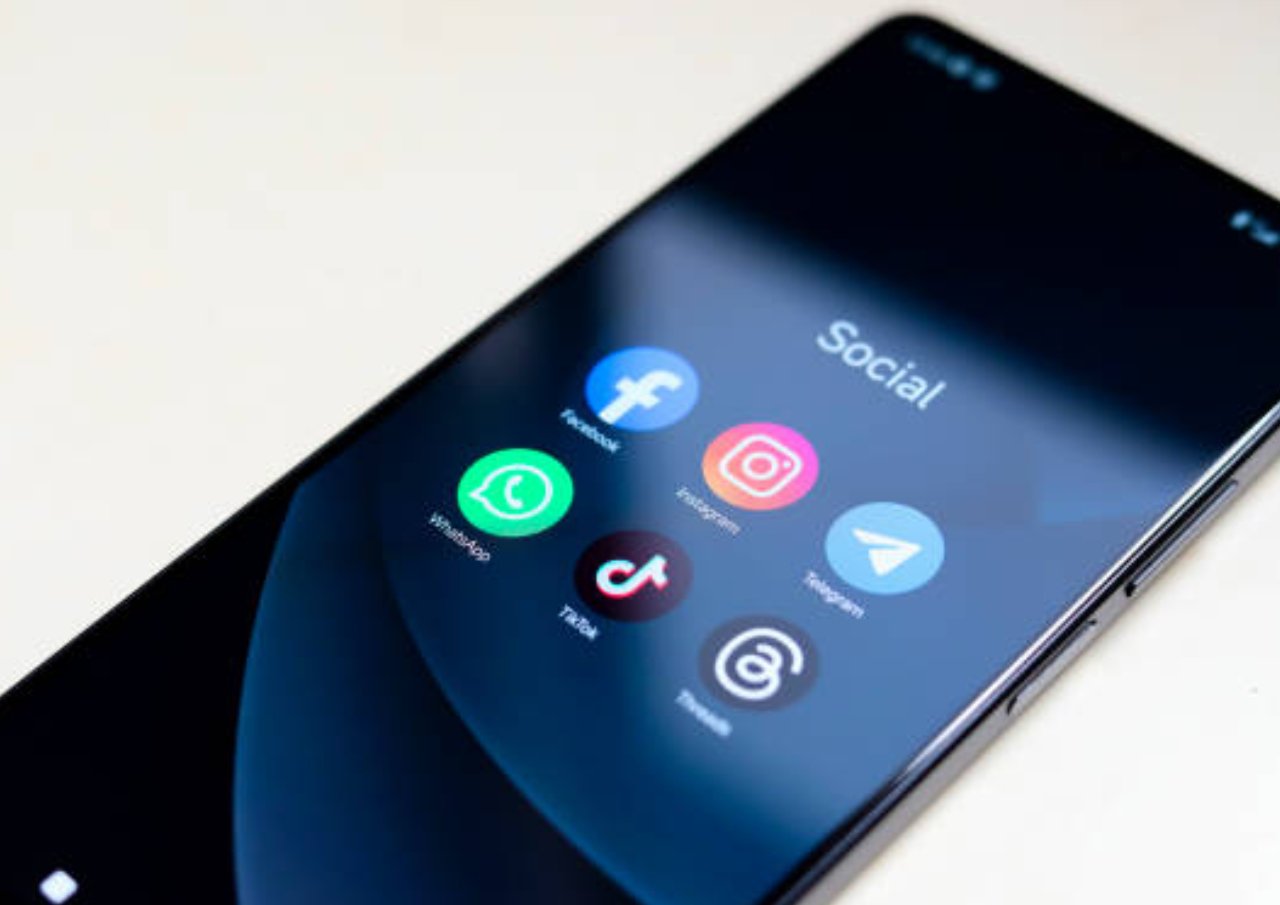Berantas Buzzer, Buat Second Account di Medsos Berpotensi Dilarang?