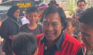 Komeng Datangi Korban Banjir di Sumbar, Hibur Anak-anak dan Tengok Dapur Umum